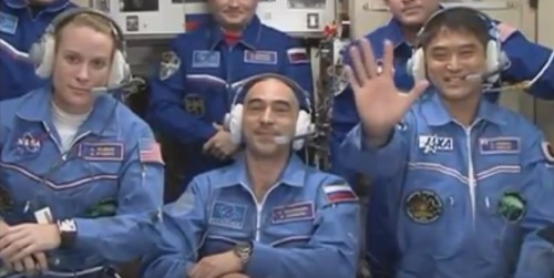 地上との交信時、笑顔で手を振る大西さん 地上との交信時、笑顔で手を振る大西さん