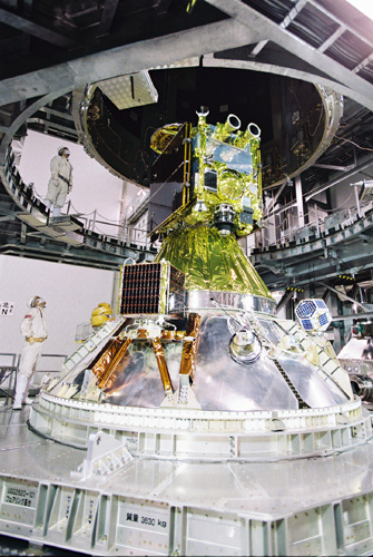 11月17日、「はやぶさ2」のフェアリング結合のようす 11月17日、「はやぶさ2」のフェアリング結合のようす