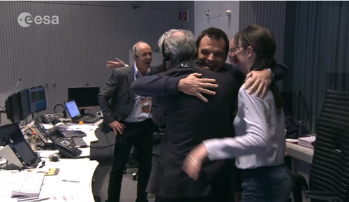 フィラエ着陸の信号を確認し、喜ぶ運用チーム フィラエ着陸の信号を確認し、喜ぶ運用チーム