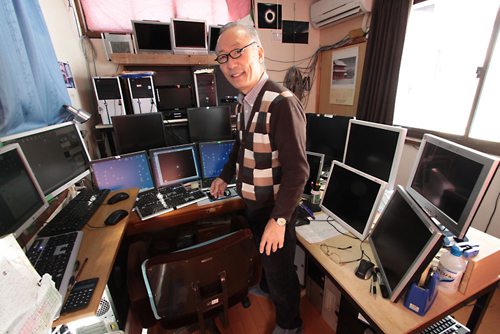 パソコンとモニタに向かう板垣さん パソコンとモニタに向かう板垣さん