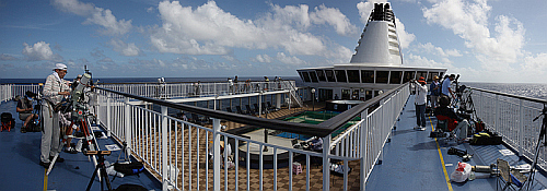 「ぱしふぃっくびいなす」での日食観測の準備風景 「ぱしふぃっくびいなす」での日食観測の準備風景