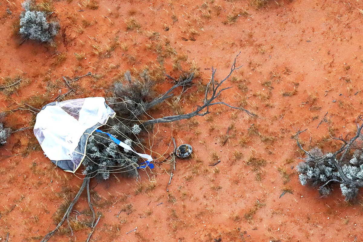 カプセルとパラシュート カプセルとパラシュート