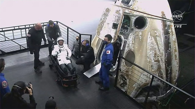 クルードラゴンから外へ出た星出さん クルードラゴンから外へ出た星出さん