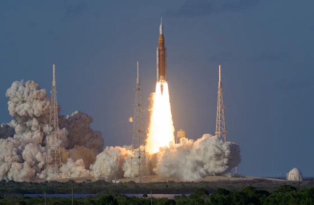 オリオン宇宙船を搭載したSLSロケットの打ち上げ