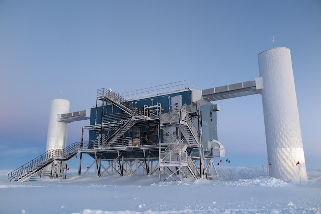 IceCube観測施設の中央に立つ制御室 IceCube観測施設の中央に立つ制御室