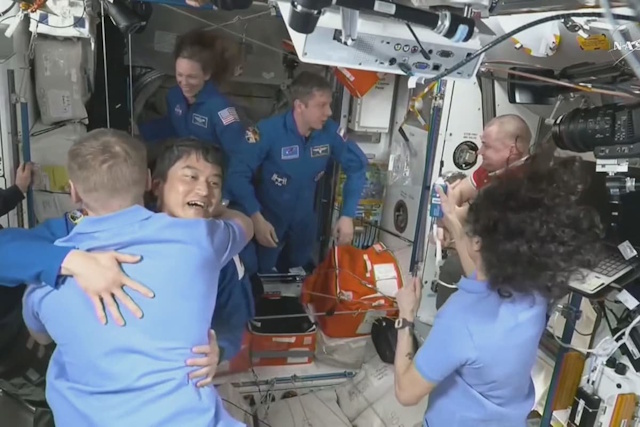 到着を喜び合う大西さん 到着を喜び合う大西さん