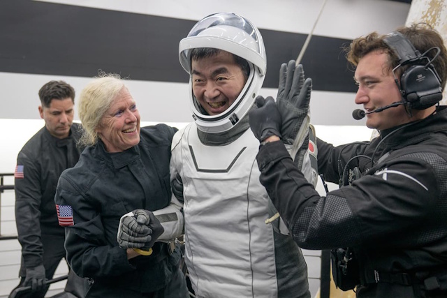 船外に姿を現した油井さん